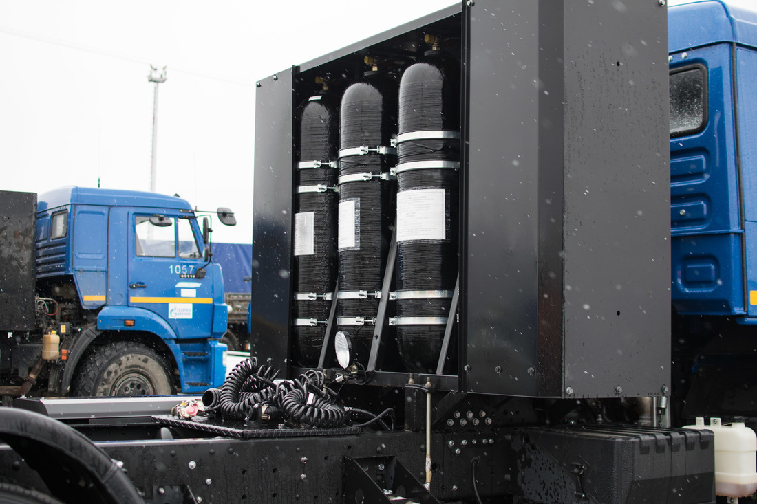 Топливный бак газомоторного грузовика вмещает более 200 кубометров газа, это порядка 400 км пути без дозаправки (Фото — Алексей Царьков)