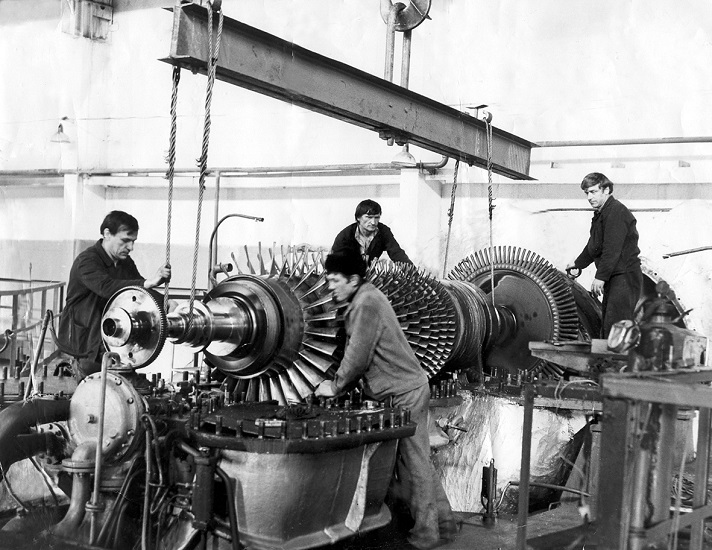 Укладка ротора ГТК-10-4 (Фото из архива ООО "Газпром трансгаз Сургут")