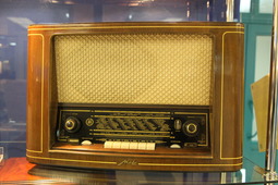 Радиоприемник Metz-305 является типичным "середнячком" середины пятидесятых годов прошлого века — золотой поры ламповых эфирных приемников