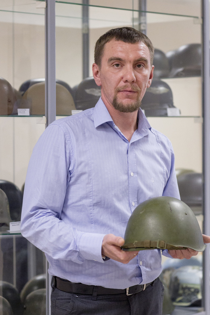 Инженер группы по строительному контролю ИТЦ Роман Романенко представил свою коллекцию военных шлемов (Фото — Оксана Платоненко)