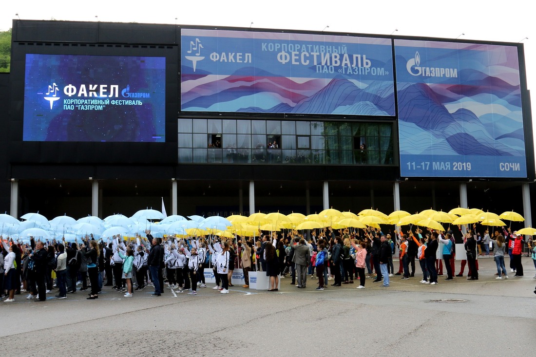 Старт фестивалю "Факел" дал флеш-моб с разноцветными зонтами (Фото — Юрий Меремкулов)