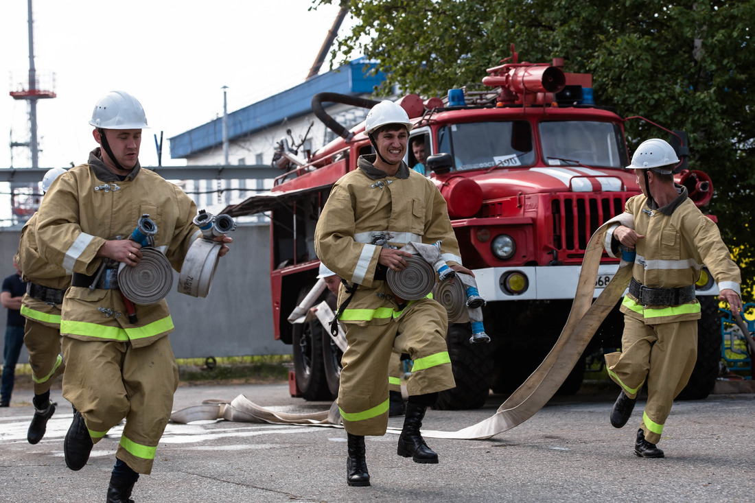 Здесь команды оперативно развертывают собственные силы пожаротушения от пожарной машины (Фото — Оксана Платоненко)