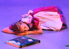 Дети на сцене засыпали не от усталости — это элемент танца "Сон Алисы" Образцового художественного коллектива ансамбля современного танца "Этинсель"