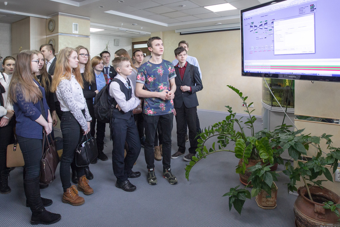 Школьники "Газпром-класса" познакомились с работой производственно-диспетчерской службы (Фото — Вадим Пихновский)