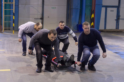 Тренировка эвакуации пострадавшего из зоны ЧС (Фото — Оксана Платоненко)