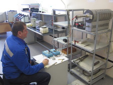Калибровщик  ЦМЛ ИТЦ Андрей Филатов проводит калибровку теплотехнических СИ, которые применяются  в филиалах Общества для измерения температуры газа