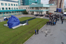 Памятник газовику установлен возле главного административного здания ООО "Газпром трансгаз Сургут"