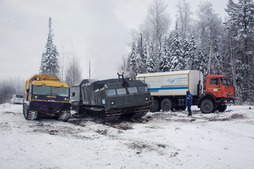 Такой караван за один проход штурмует 35 километров трясины