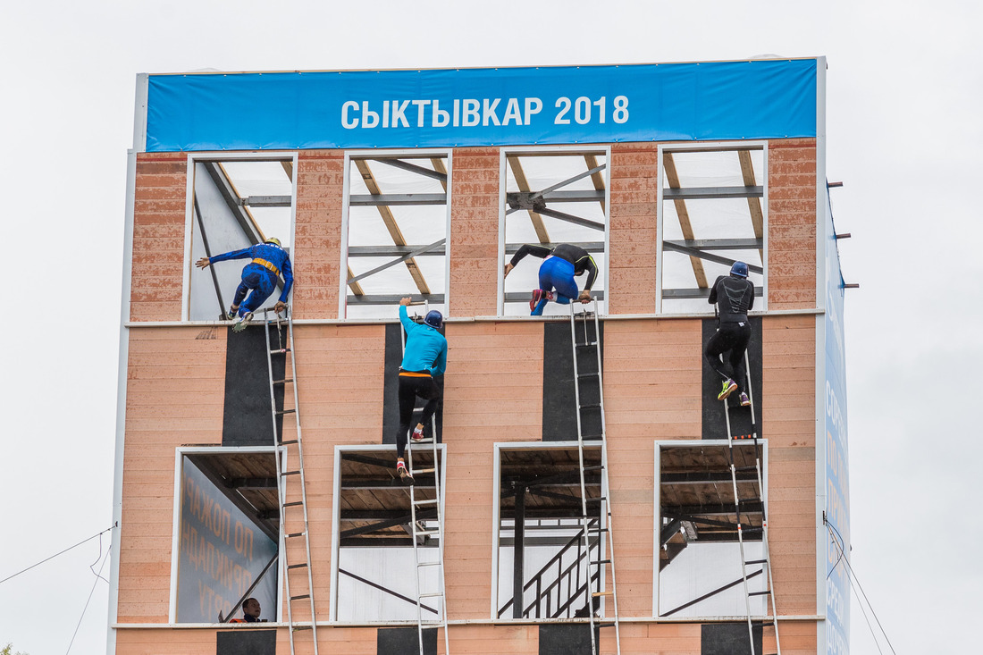 Один этап соревнований включал в себя — подъем в окном 4 этажа по штурмовой лестнице (Фото: Марина Сивакова)