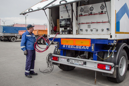 ПАГЗ заправляется на стационарной газозаправке и везет "голубое топливо" в отдаленные филиалы (Фото — Юрий Меремкулов)