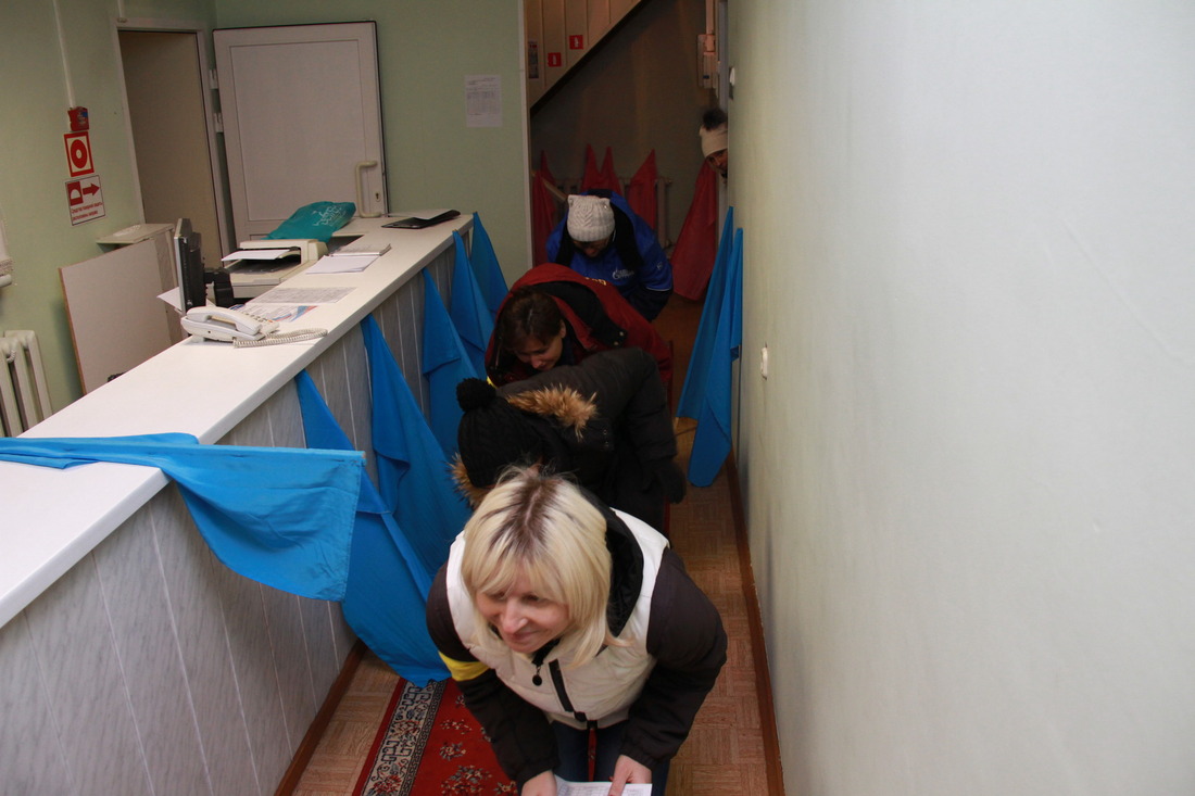 Эвакуация из зоны задымления, которую условно обозначили флажками синего цвета (Фото — Сергей Бородин)