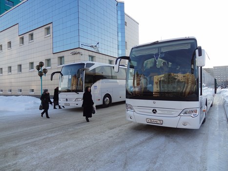 Главная задача вахтовых автобусов — вовремя и с комфортом доставить персонал к месту работы. Самая длинная линия вахтового автобуса — 45 километров (Фото — Вадим Пихновский)