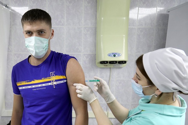 Вакцинацию прошли почти 600 сотрудников "Газпром трансгаз Сургут"