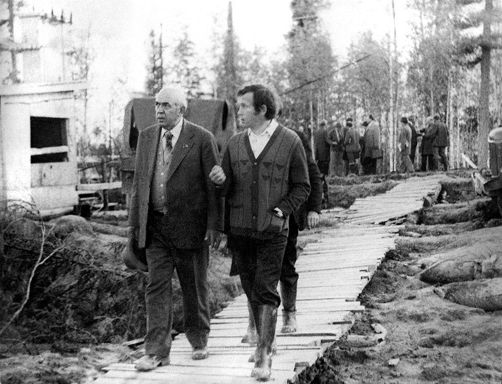 Министр газовой промышленности С.А. Оруджев на Туртасской компрессорной станции  КС-8, 1979 год. Фото И.А. Иванова.