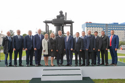 Первое памятное фото на фоне памятника Газовику