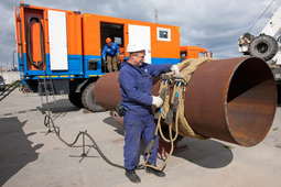 Специалист Сургутского аварийно-восстановительного поезда проводит испытание новой установки для предварительного и сопутствующего подогрева сварных швов трубопровода. Подогрев проводят только для самых толстостенных труб