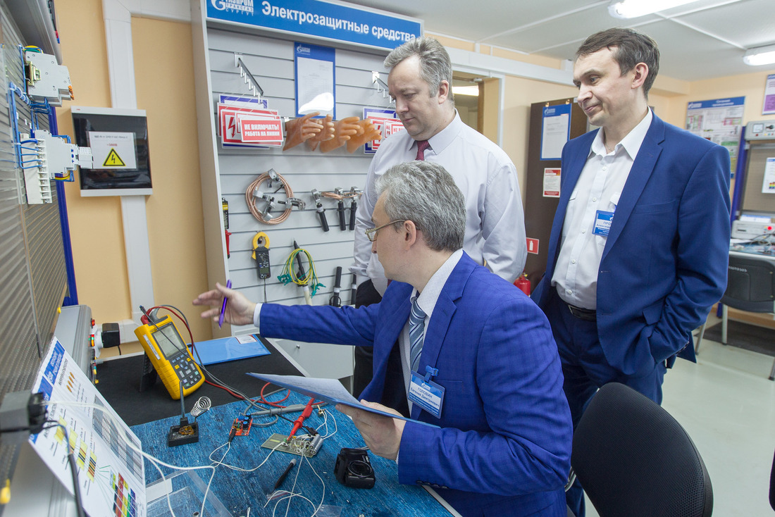 Конкурсная комиссия оценивает правильность и точность сбора электронных схем (Фото — Оксана Платоненко)