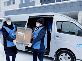 Медицинское оборудование в ковидный госпиталь доставили волонтеры "Газпром трансгаз Сургут" (Фото — Юрий Меремкулов)