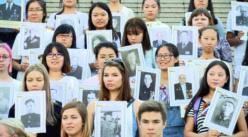 Портреты участников операции Маньчжурия в параде Победы несли российские и китайские студенты