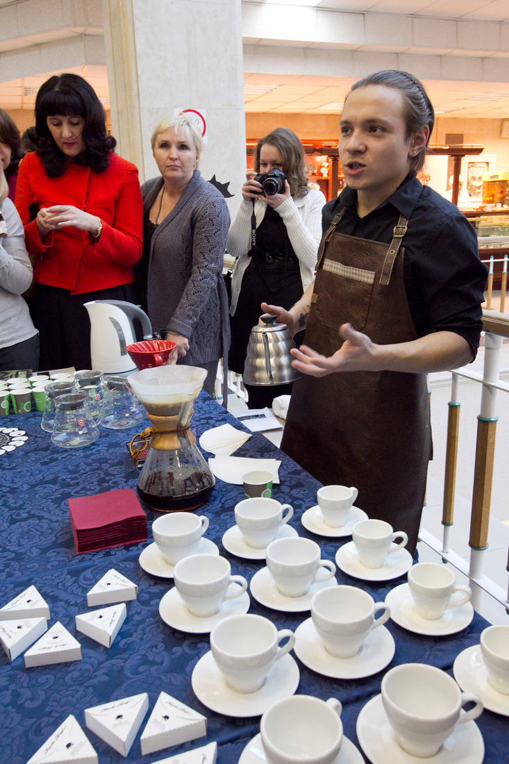 Во время открытия выставки гравюр состоялась дегустация кофе, сваренного нестандартным способом, которую провел бариста кофейни «Чаплин» ЦКиД «Камертон».