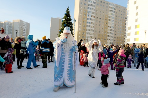 Возглавил уличные гуляния главный новогодний волшебник — Дед Мороз (Фото — Юрий Меремкулов)