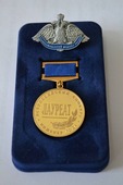 Памятная медаль «Лауреат конкурса» и символичный знак «Профессиональный инженер России» (Фото — Юрий Меремкулов)