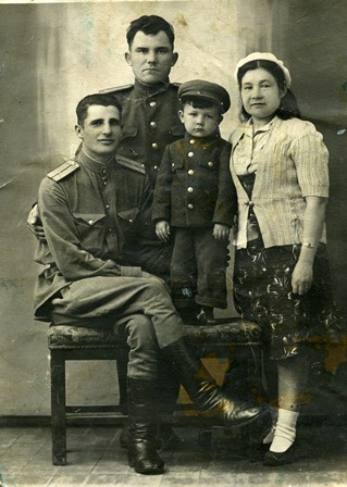 В Германии с женой, сыном и сослуживцем, 1947 г. (Фото из семейного архива Баранец)