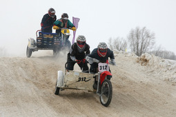Заезд экипажей на мотоциклах с колясками — один из самых зрелищных упражнений соревнований (Фото — Сергей Бородин)