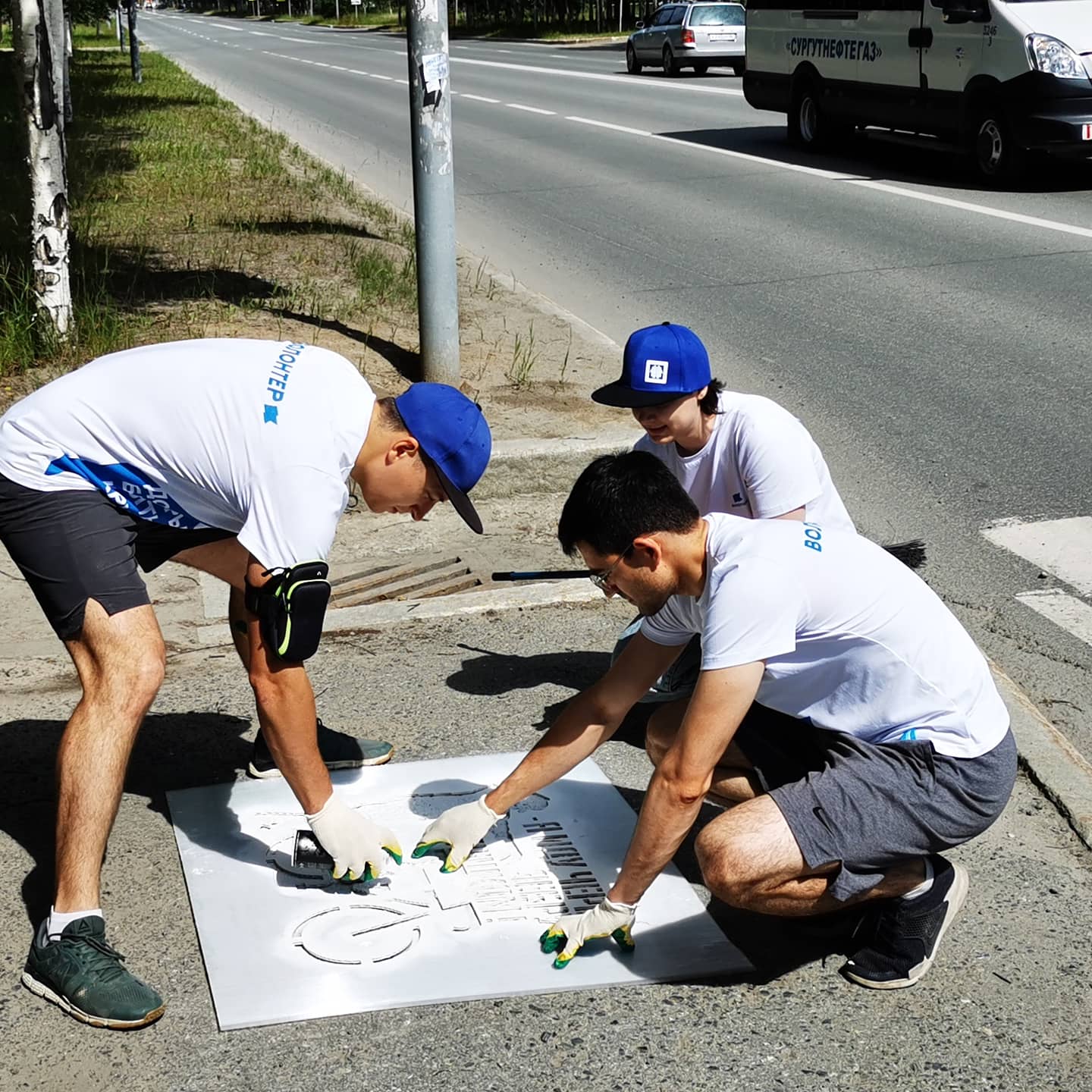 Волонтеры Газпрома рисунками напомнили велосипедистам о правилах безопасности на дорогах