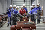 Сургутские газовики по наставничеством инструктора собрали агрегат для безогневой врезки под давлением (Фото — Оксана)
