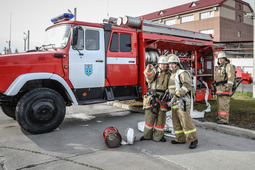 Пожарным предстоит пенной атакой снизить уровень загазованности (Фото: Оксана Платоненко)