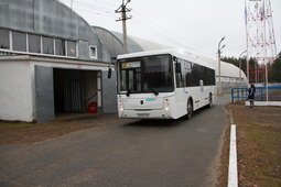 Посетителей базы "Здоровья" во время учений вывозили из опасной зоны на автобусе (Фото — Сергей Бородин)