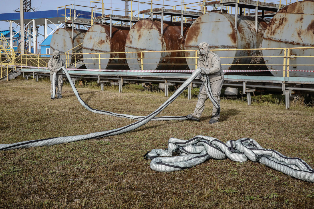 Чтобы не допустить дальнейшего растекания нефтепродуктов, спасатели бустерами оградили «нефтяное пятно» (Фото: Оксана Платоненко)