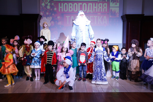Подарки от Деда Мороза получили все участники конкурса "Новогодняя табуретка" (Фото — Юрий Меремкулов)