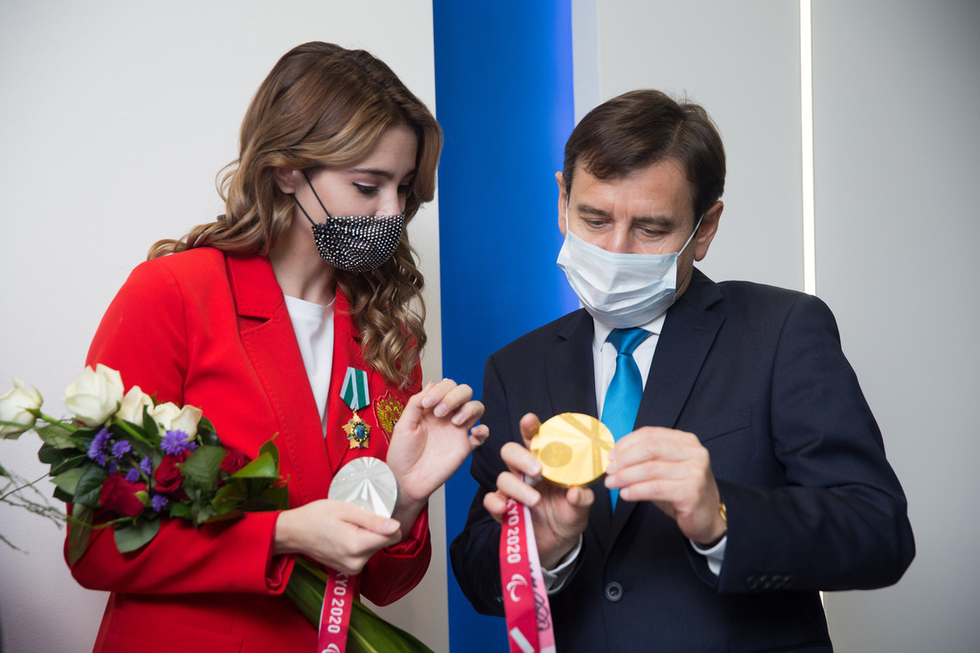 Победительница Паралимпийских игр Анастасия Гонтарь принимает поздравления (Фото — Рамиль Нуриев)