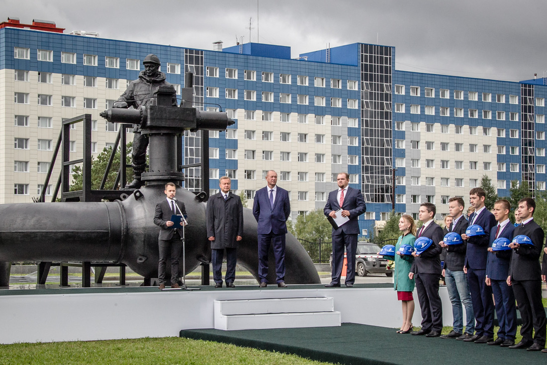 Само посвящение в газовики состоялась 1 сентября в рамках церемонии открытия памятника Газовику (Фото — Оксана Платоненко)