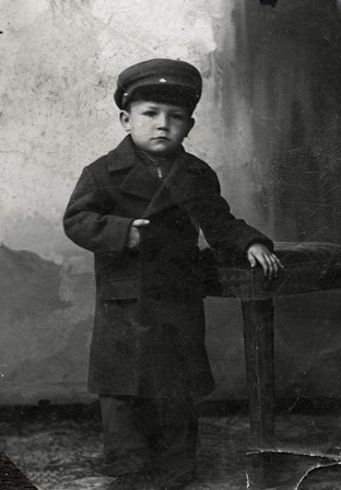 Смелый русский мальчик Юрка. 1947 г (Фото из семейного архива Баранец)