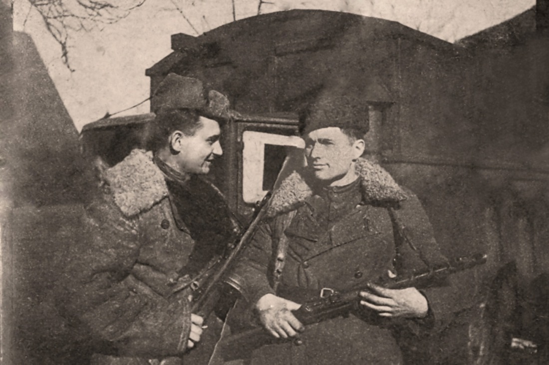 Мой прадед  Григорий Анисимович (слева) с автоматом ППШ со своим боевым товарищем (Фото из семейного архива Романенко)