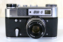 «ФЭД» — советский малоформатный дальномерный фотоаппарат, выпускавшийся с 1934  до 1990 года. В разные годы выпускались разные модели фотоаппарата. Крепление объективов — резьба М39×1/28,8 мм. Видоискатель и дальномер совмещённый, база дальномера 65 мм. Шторный затвор, съёмная задняя стенка. Синхроконтакт и автоспуск отсутствуют. Копия немецкого фотоаппарата «Leica».