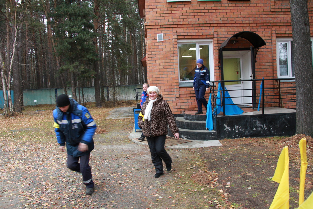 Эвакуация из зоны задымления, которую условно обозначили флажками синего цвета (Фото — Сергей Бородин)