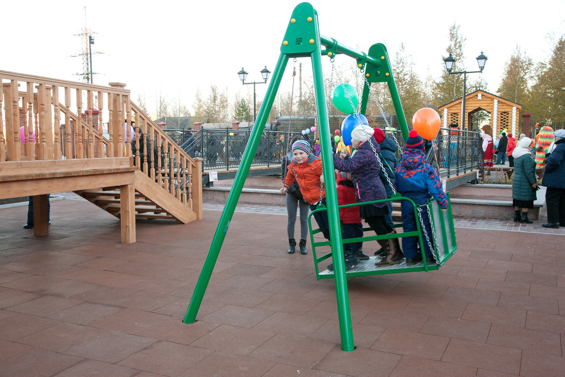 На детской площадке «Забава» установили качели для маломобильных граждан, которую облюбовали все малыши  (Фото — Вадим Пихновский)