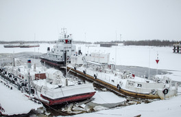 Тяжелые баржи, теплоход СТГБ-303 или огромный СТГБ-618 остаются зимовать прямо на реке вмороженными в лед.  (Фото — Оксана Платоненко)