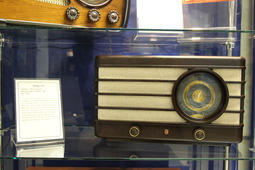 Недавно отреставрированный радиоприемник Philips 1938 года по прозвищу Zonnetje (мало солнца) — это прозвище относится к круглой шкале настройки с сияющим латунным диском.
