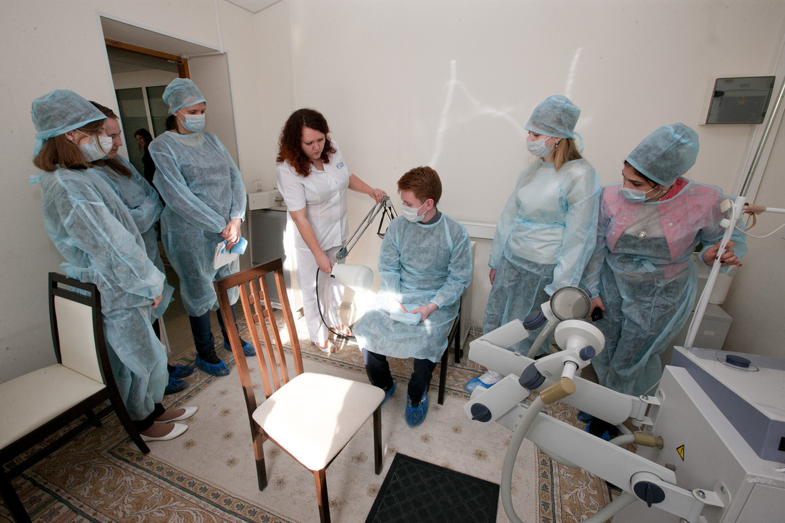 Ребята на себе испытали работу различного физиотерапевтического оборудования (Фото — Вадим Пихновский)