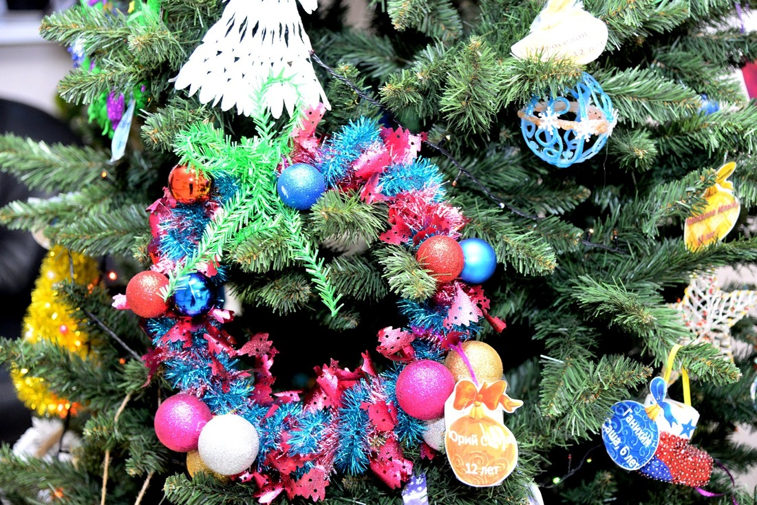 В Ярковском ЛПУМГ главную ель украшают поделки детей