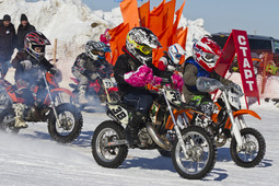 Первыми на дистанцию соревнований по зимнему мотокроссу выехали самые маленькие участники в классе 50 кубических сантиметров