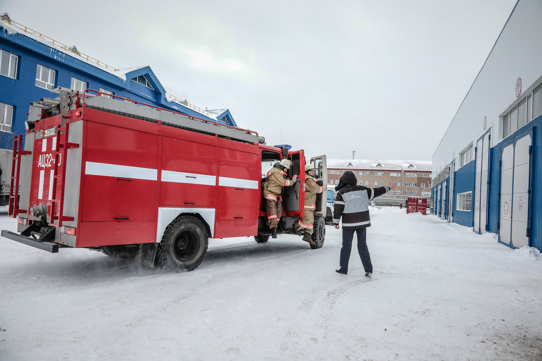На подмогу в тушении возгорания прибыли бойцы пожарной части (Фото — Оксана Платоненко)