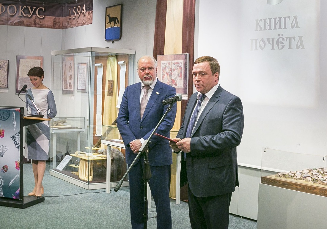 Виктор Пономарев свидетельство о занесении в Книгу Почета получил накануне 425-летия Сургута. (Фото: Александр Заика)