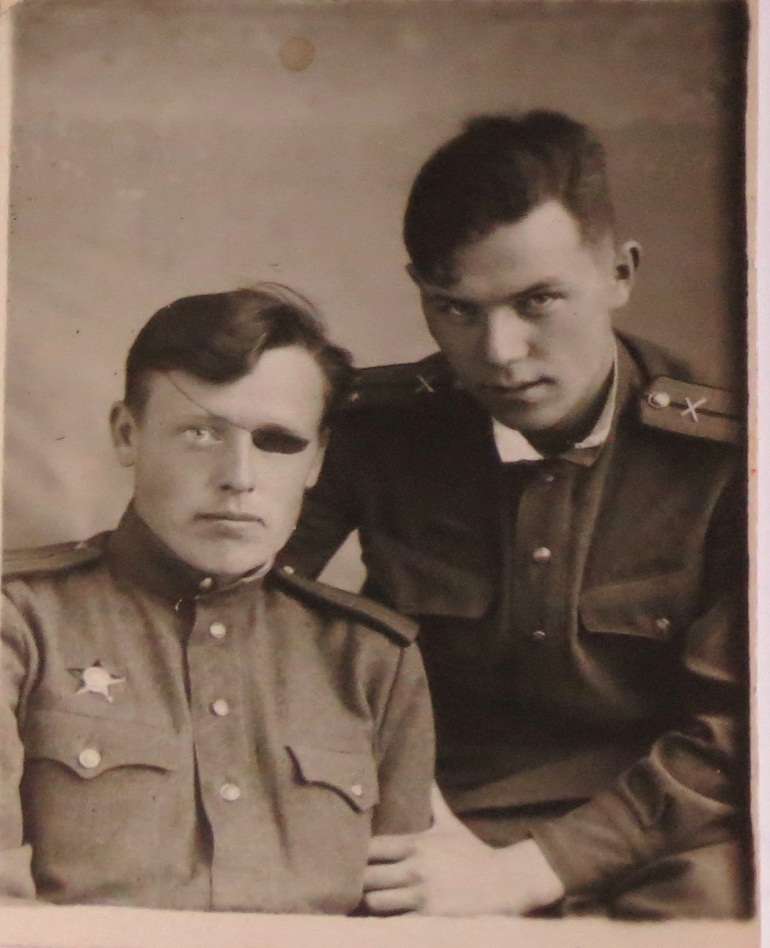 Власов М.В. (слева) после ранения, 1943 г. (Фото из семейного архива Власова)