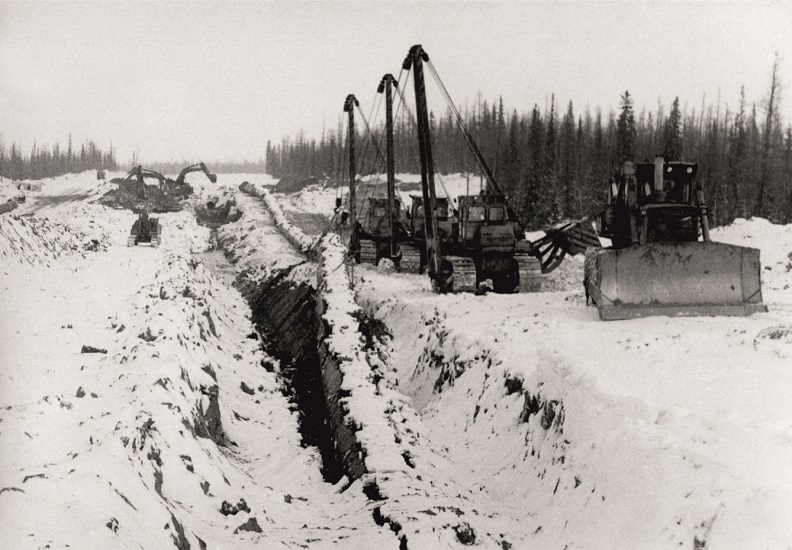 Укладка в траншею первой нитки магистрального газопровода. 1977 год (Фото из архива ООО "Газпром трансгаз Сургут")